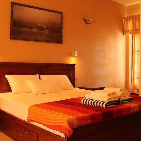 Hotel Janishi Residencies Negombo Zimmer foto
