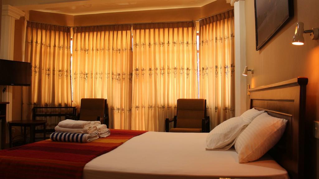 Hotel Janishi Residencies Negombo Zimmer foto
