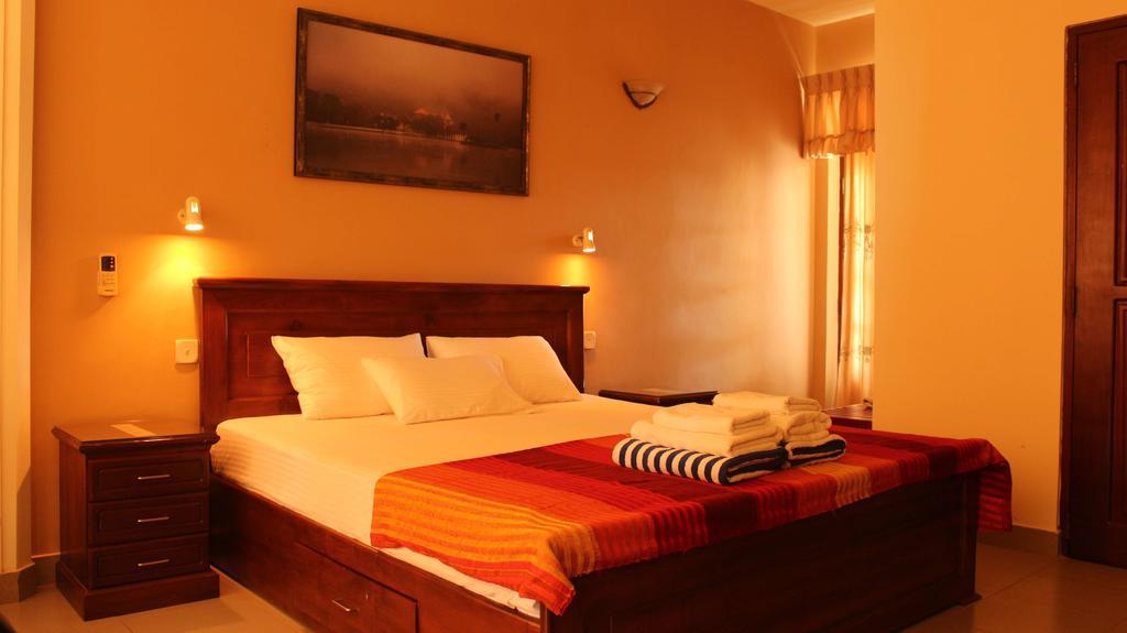 Hotel Janishi Residencies Negombo Zimmer foto