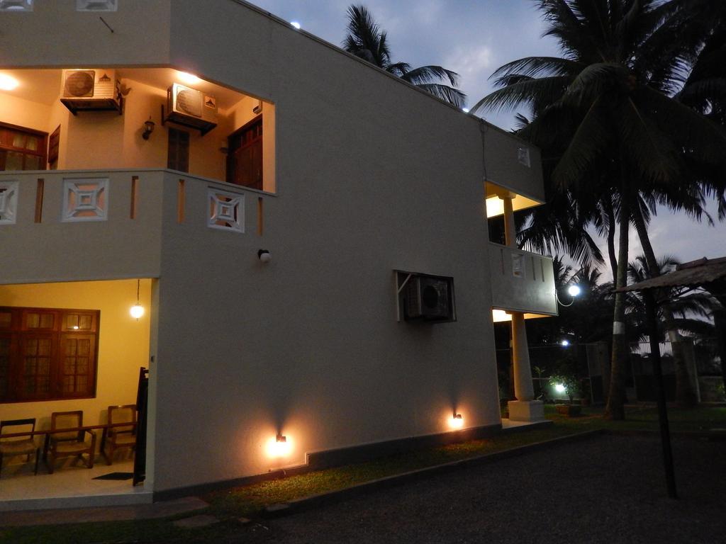 Hotel Janishi Residencies Negombo Exterior foto